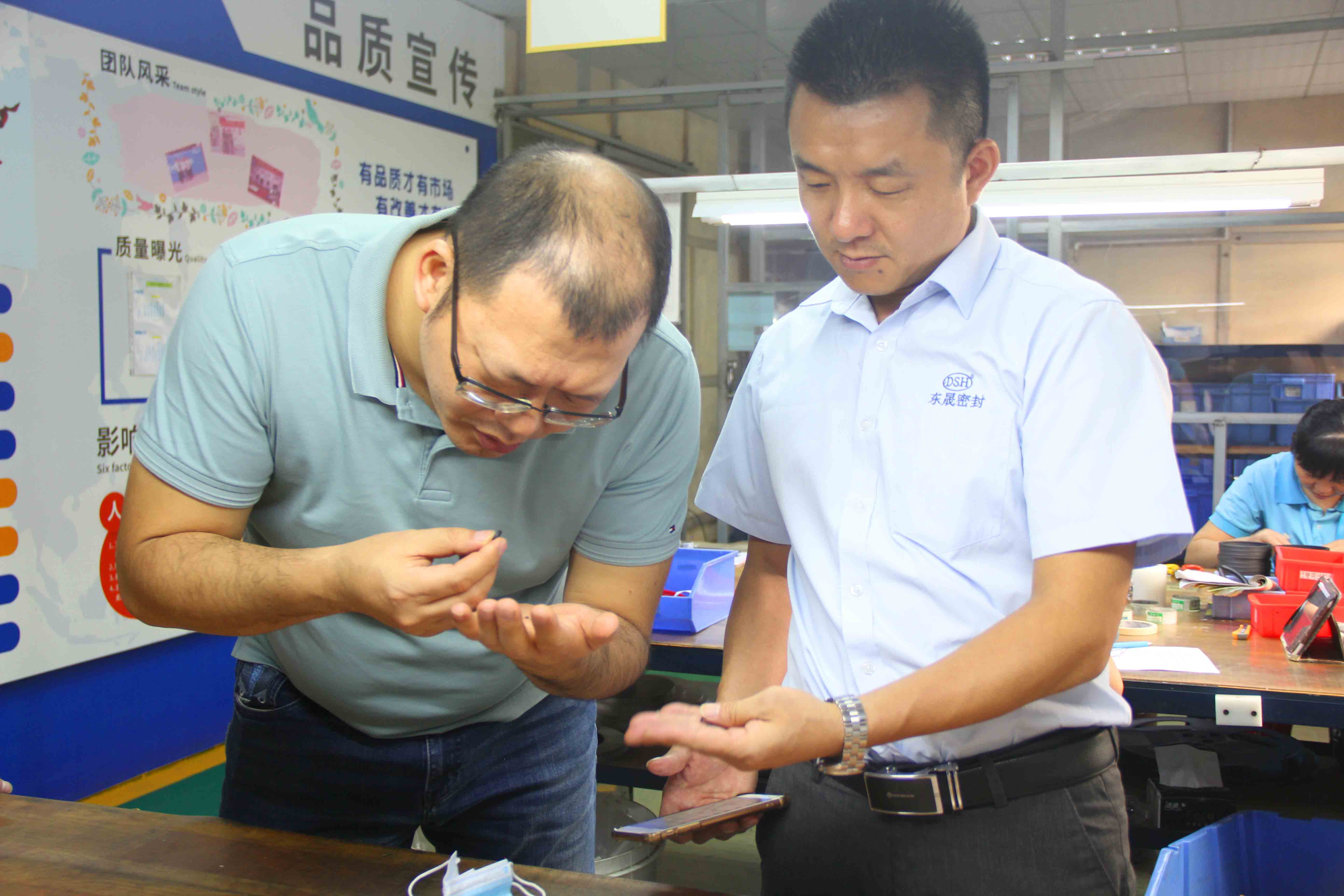 客戶查看小型油封產(chǎn)品 客戶查看小型油封產(chǎn)品